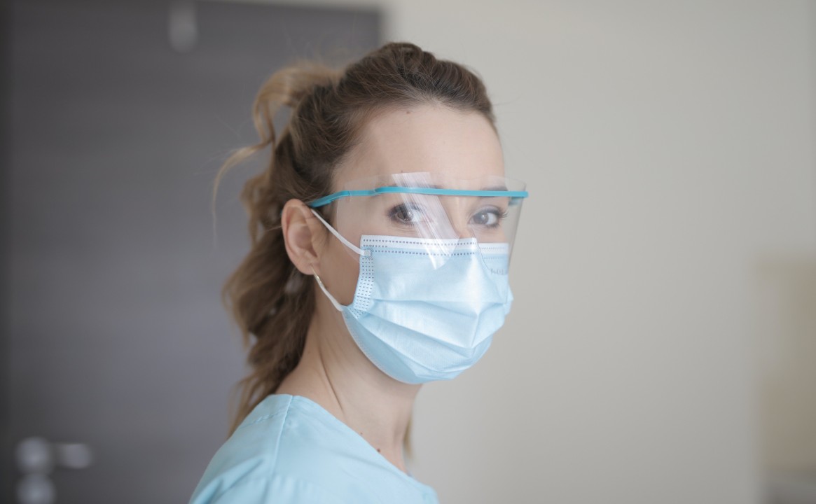 Person wearing a protective mask during the COVID-19 pandemic